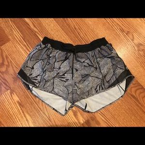 Lululemon Hotty Hot patterned shorts 10